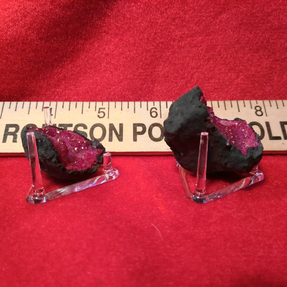 Moroccan dyed crystal geode with stand. - Picture 4 of 5